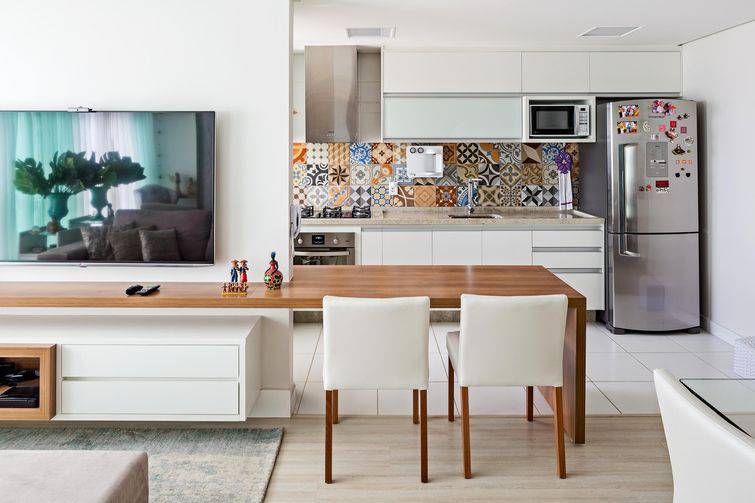 Caso opte por tons claros, azulejos coloridos podem dar alegria a cozinha gourmet