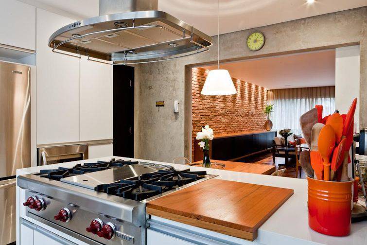 Você pode optar por um fogão embutido ou cooktop na sua cozinha gourmet