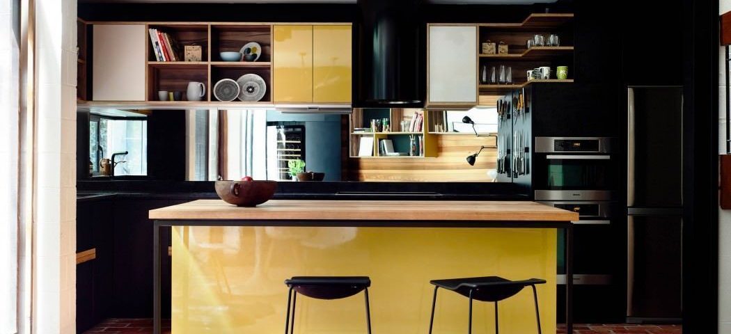 Cozinha gourmet com ilha: insira alguma cor nos móveis da cozinha