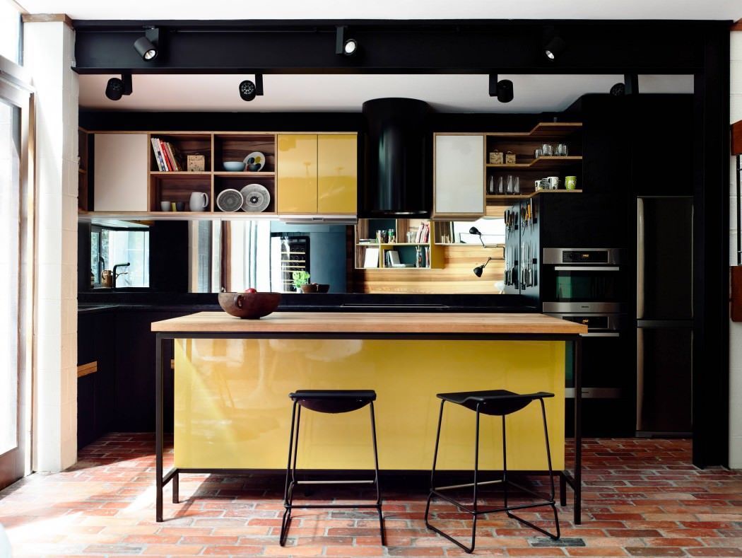 Cozinha gourmet com ilha: insira alguma cor nos móveis da cozinha
