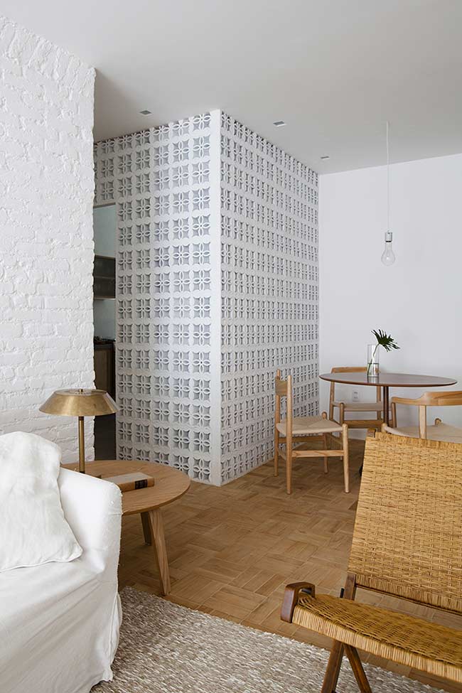 Cobogó como uma textura diferente: mesmo para quem não está interessado na iluminação e ventilação entre os cômodos, o cobogó é um ótimo elemento para preencher a parede de forma diferente.