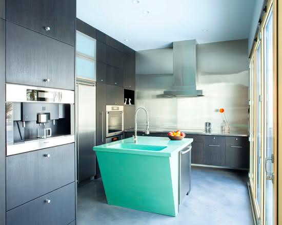 Cimento Queimado na cozinha contrastando com bancada azul