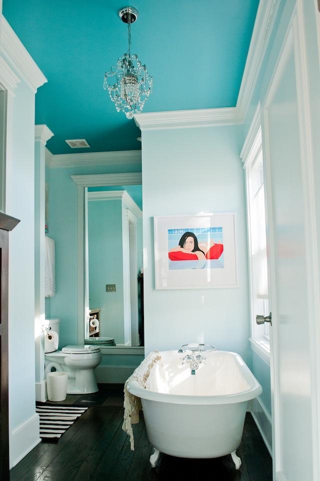 Banheiro com teto colorido: a cor forte do teto acrescentou personalidade para o ambiente. 