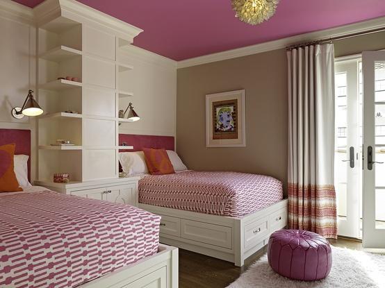 Teto colorido no quarto de solteiro: móveis e paredes com cores neutras e teto combinando com a cabeceira, colcha, almofadas, cortina e pufe.