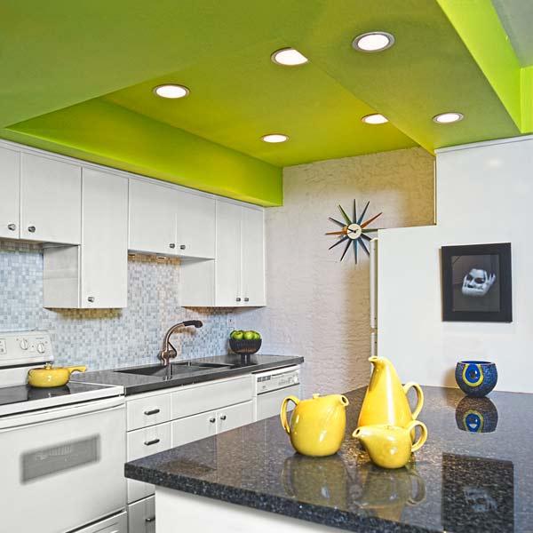 Teto colorido na cozinha: o verde no teto deu toda a graça para uma cozinha super básica.