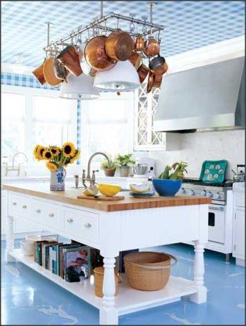 Teto colorido quadriculado combinando com o chão da cozinha