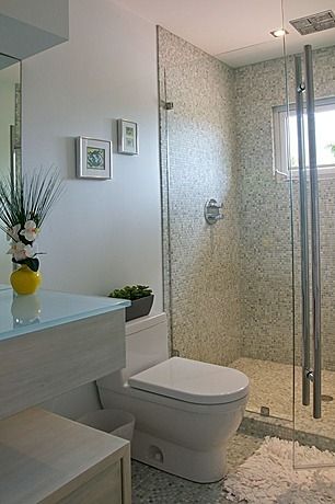 Banheiro pequeno simples com cores neutras