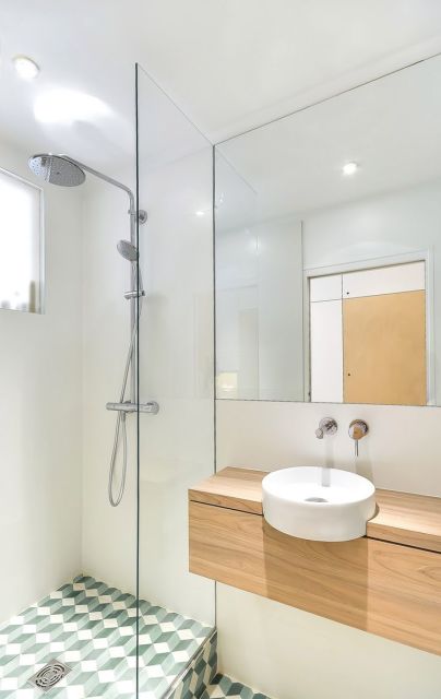 Banheiro pequeno simples com chão de ladrilho