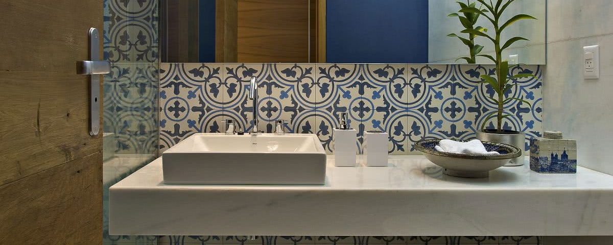 Veja como o azulejo pode mudar a cara da decoração do banheiro
