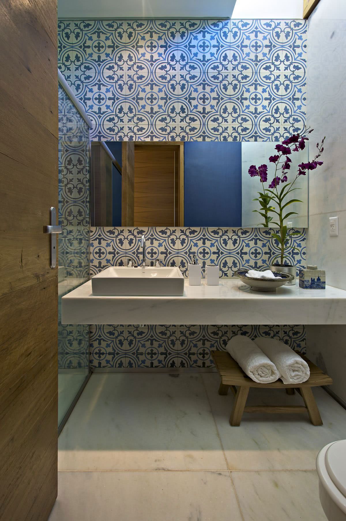 Veja como o azulejo pode mudar a cara da decoração do banheiro