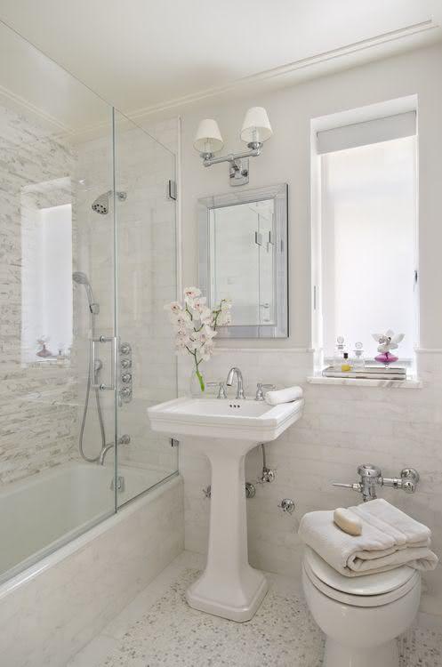 Banheiro pequeno decorado com estilo provençal
