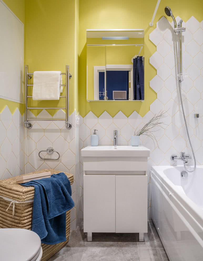 Banheiro pequeno com meia parede de azulejos para deixar o visual descontraído
