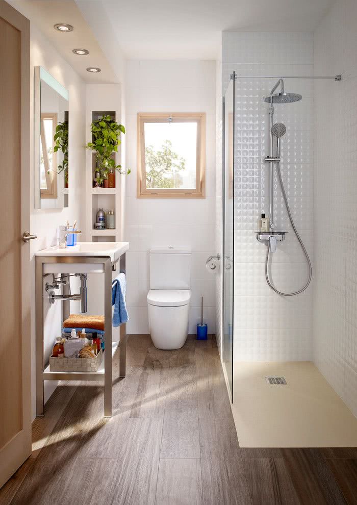 Banheiro simples com piso de madeira
