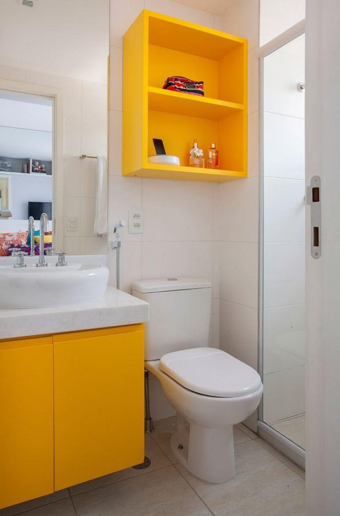 Banheiro simples com decoração amarela