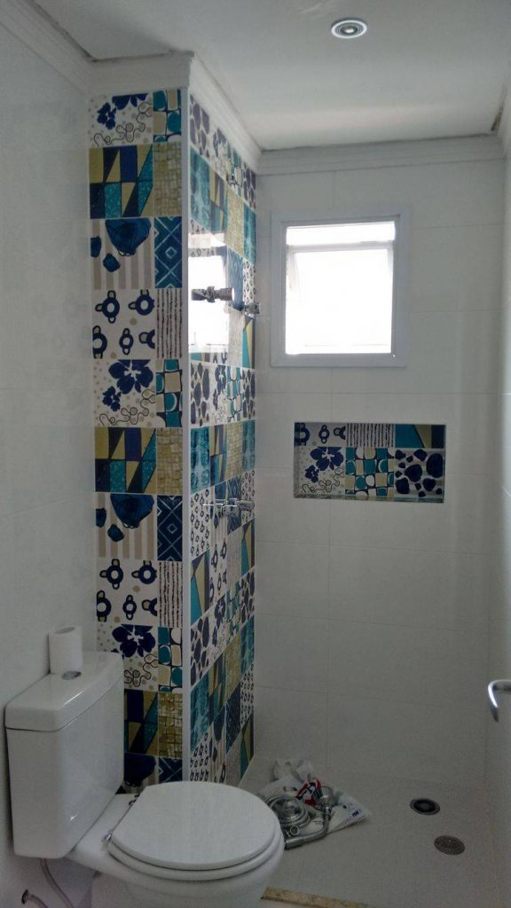 Use os azulejos coloridos para alegrar os banheiros pequenos