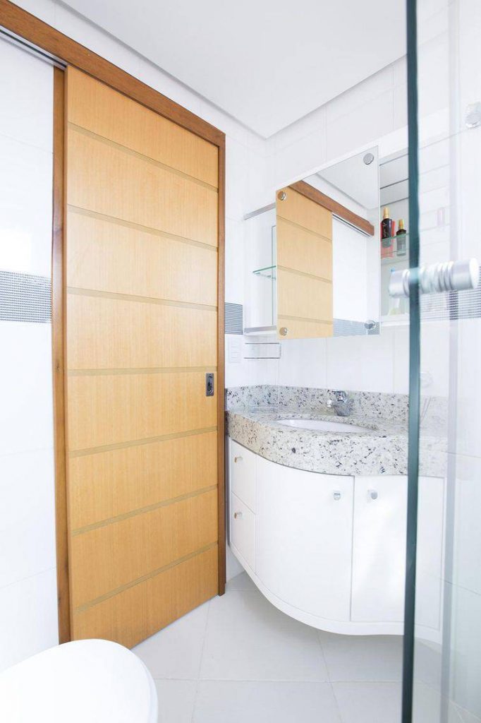 As portas de correr em banheiros pequenos otimizam ainda mais o espaço