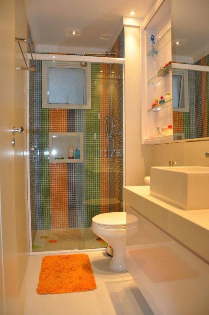  Um box com ladrilhos coloridos alegram o ambiente dos banheiros pequenos