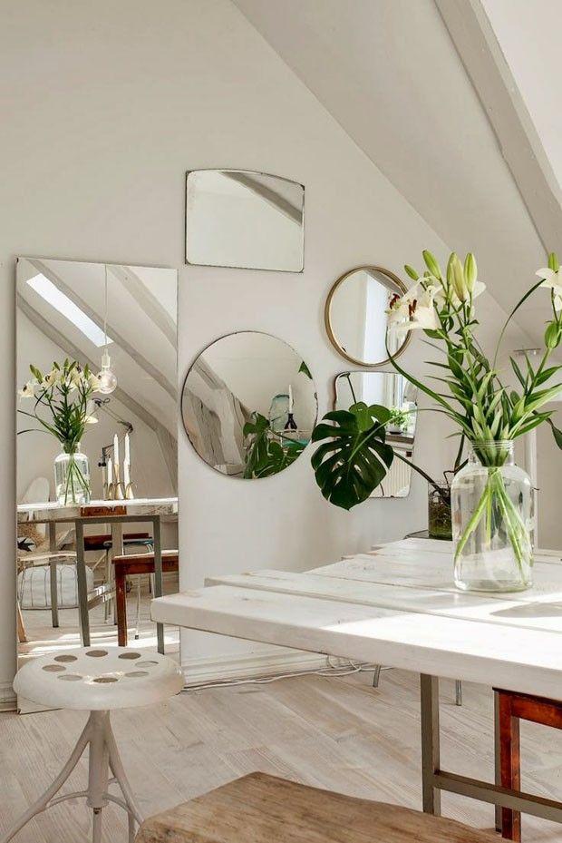 Sala de jantar com espelhos em diversos formatos e tamanhos