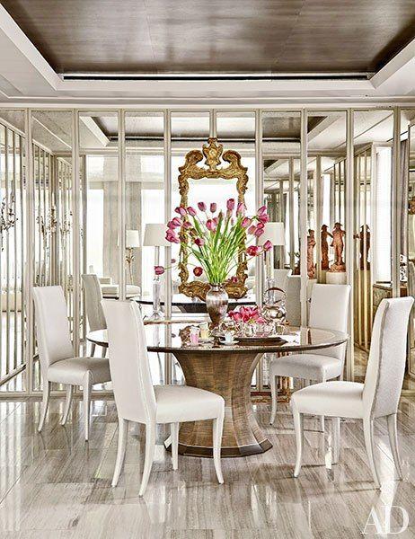 Sala de jantar com espelhos retangulares