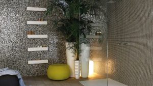 Banheiro preto e branco com revestimento de pastilhas de vidro