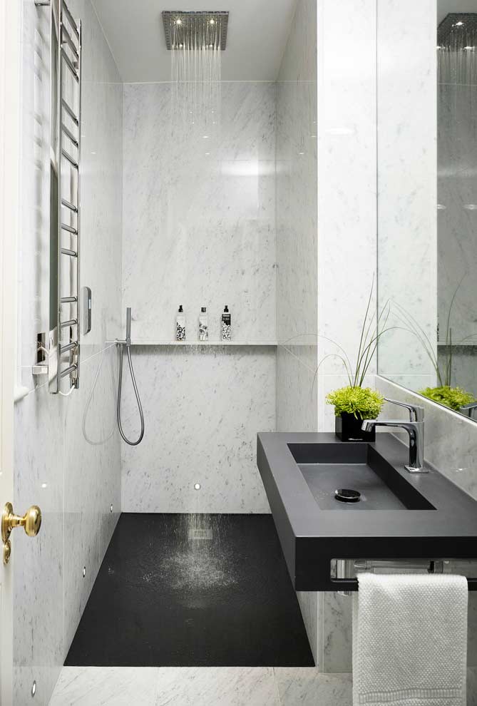 Pequenos banheiros, grandes estratégias: o chuveiro de teto dá mais elegância ao projeto, além de manter a parede mais clean