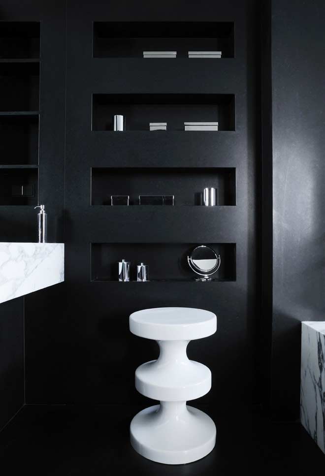 Banheiro com revestimento preto nas paredes