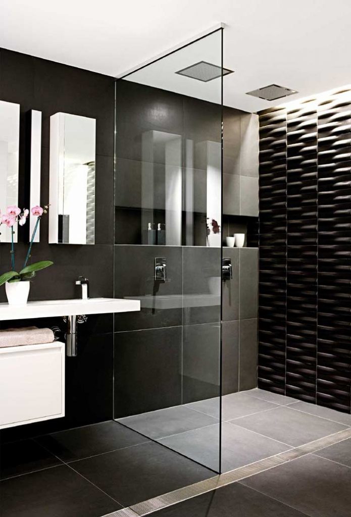 Elegância e sofisticação nesse banheiro duplo com chuveiro de teto, nicho e revestimento com textura