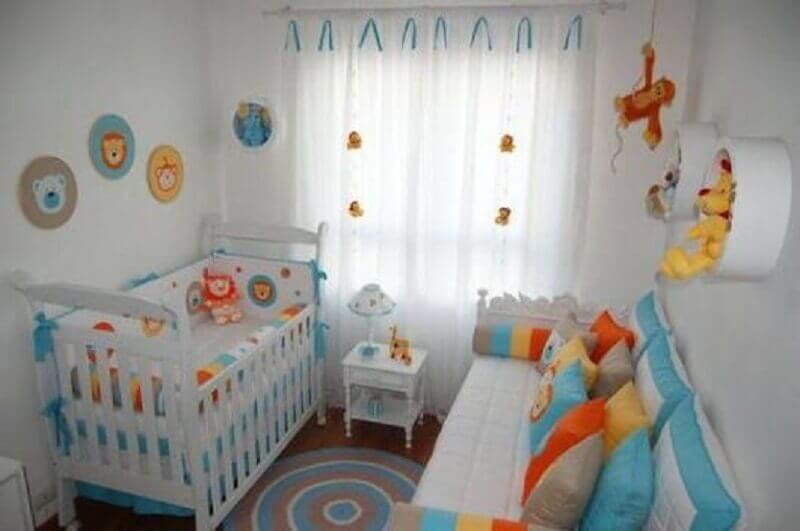 Decoração quarto de bebê pequeno branco com detalhes coloridos