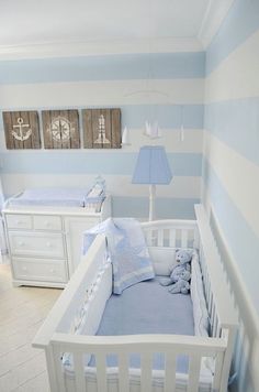 Decoração quarto de bebê pequeno azul e branco