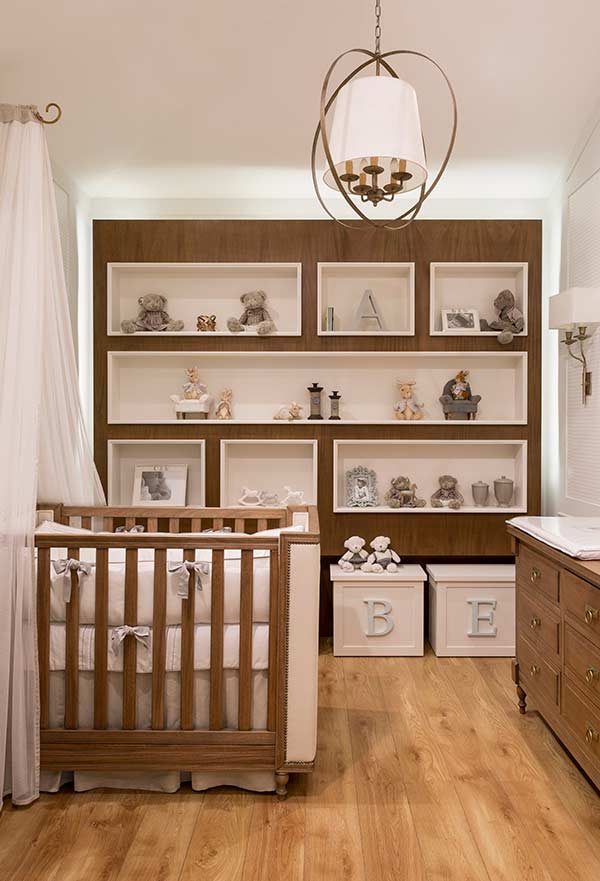 decoração em tons neutros para quarto de bebê pequeno planejado