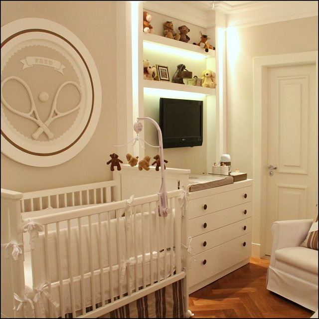 decoração em tons neutros para quarto de bebê pequeno planejado