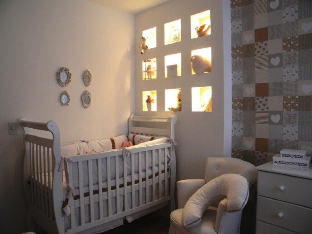 Decoração quarto de bebê pequeno com nichos com iluminação