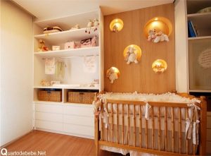 Decoração quarto de bebê pequeno com nichos com iluminação