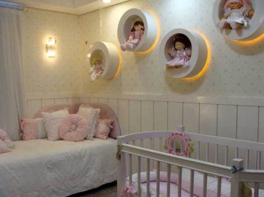 Decoração quarto de bebê pequeno com nichos com iluminação