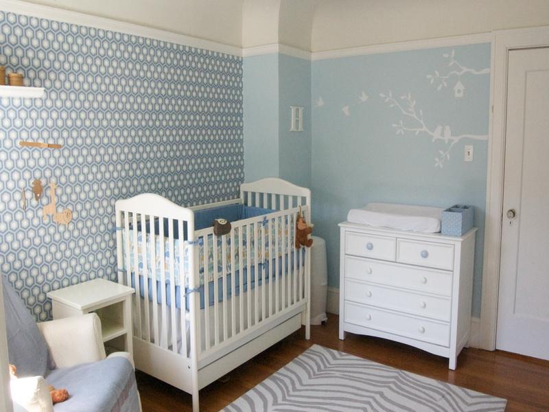 decoração quarto de bebê pequeno com adesivos