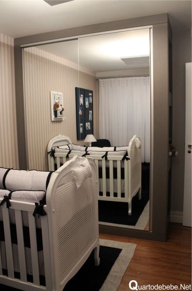decoração quarto de bebê pequeno com espelhos