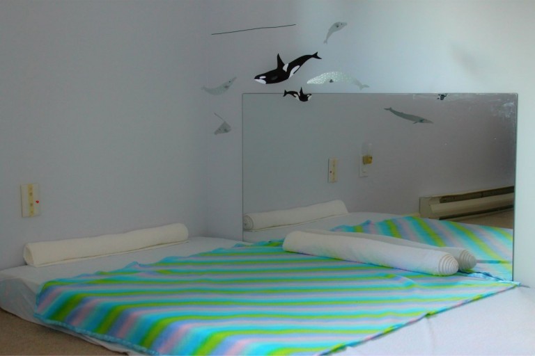 Quarto Montessoriano com espelho