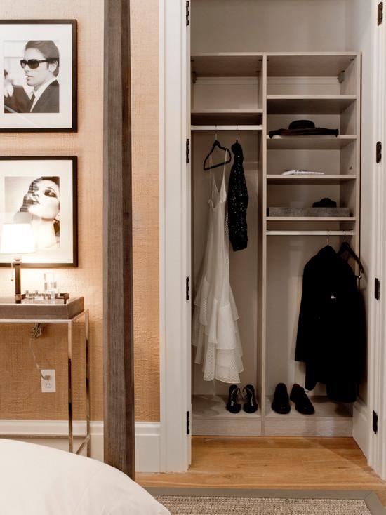Para quem quer um closet feminino coloque um papel de parede, um espelho com moldura e um lustre. É o trio perfeito para um closet charmoso.