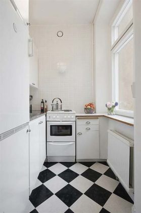 Cozinha com piso preto e branco