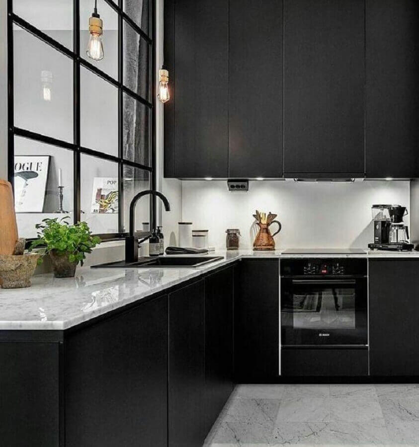 Decoração moderna para cozinha preta e branca com parede de vidro e pendente minimalista
