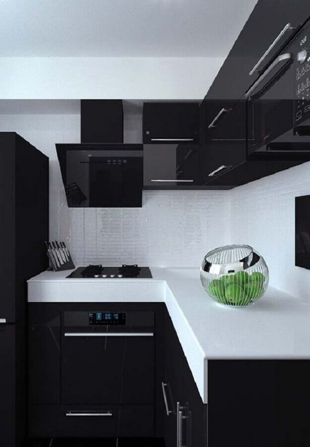 Invista em uma cozinha planejada preta e branca para melhor aproveitamento de espaço