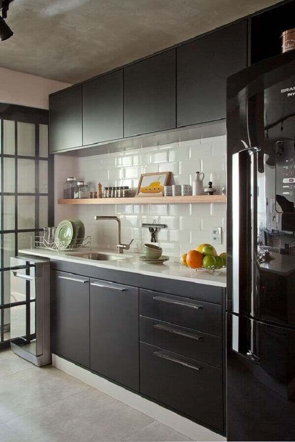 Utilize nichos e prateleiras na decoração da cozinha preta e branca simples 