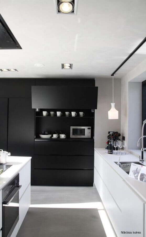 A grande vantagem da cozinha branca e preta é que ela se harmoniza facilmente a diversos estilos de decoração