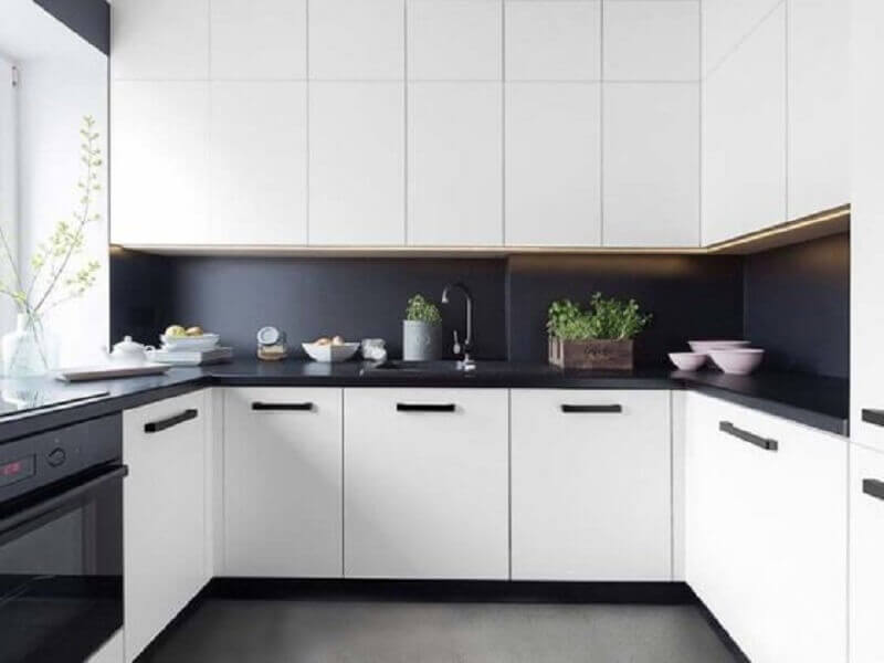 A grande vantagem do armário de cozinha preto e branco planejado é conseguir otimizar o espaço