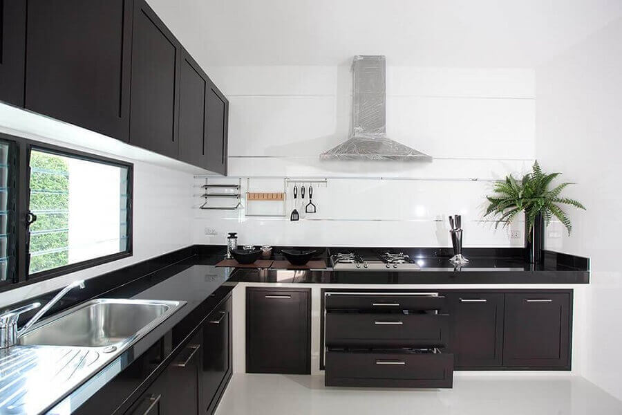Cozinha preta e branca simples decorada com armários planejados
