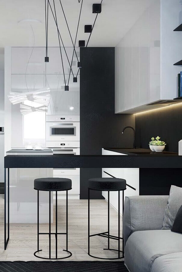 Uma boa iluminação é imprescindível para a cozinha compacta preto e branca