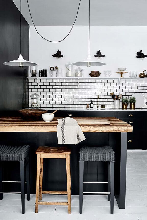 Cozinha preta e branca simples decorada com subway tile e modelos diferentes de luminárias