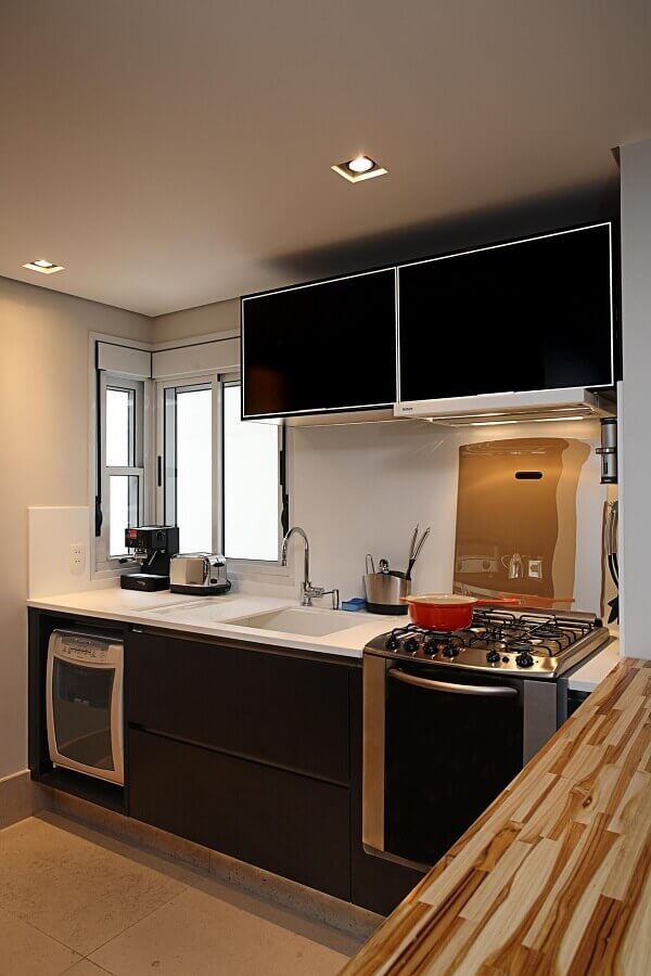 Cozinha compacta preto e branca com decoração simples
