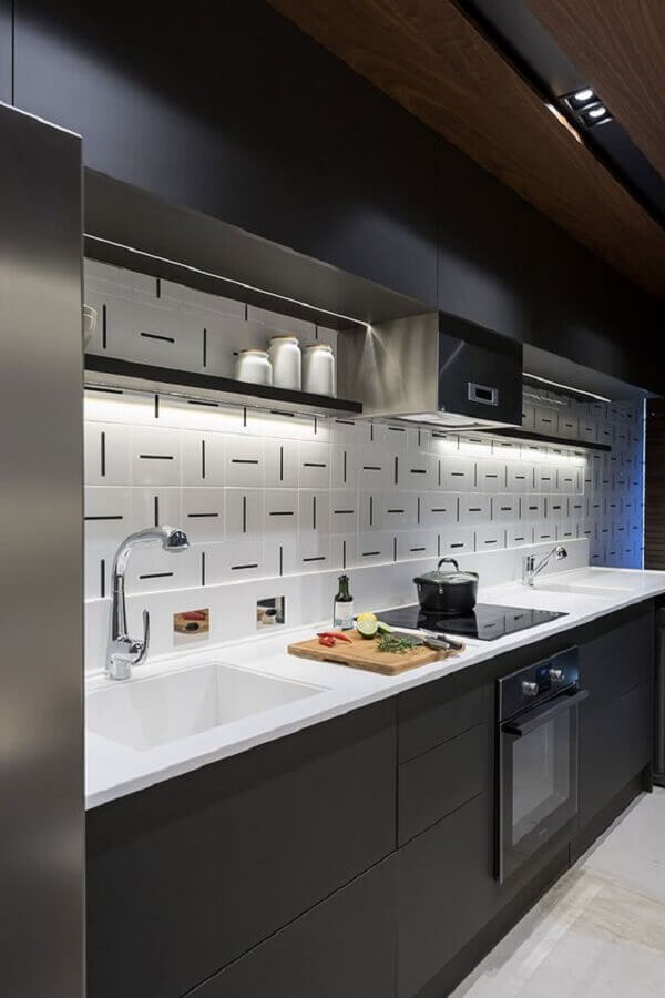 Decoração moderna com armário de cozinha preto e branco com azulejo diferente