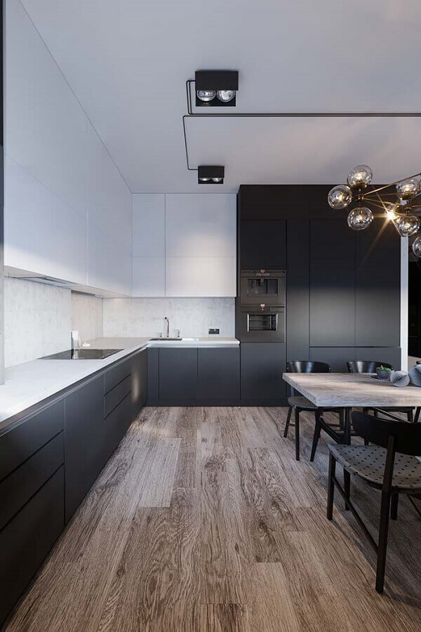 A decoração da cozinha preta e branca se adapta bem a vários estilos